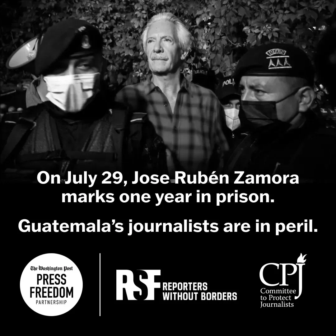 Gráfica de la campaña de Reporteros sin Fronteras, CPJ y la Press Freedom Partnership del Washington Post: José Rubén Zamora custodiado por agentes. «On July 29, Jose Rubén Zamora marks one year in prison. Guatemala’s journalists are in peril.»